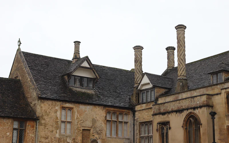 Toiture en ardoise d'une maison ancienne en pierre